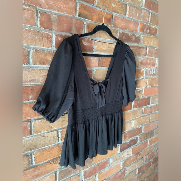 NWTs ANTHROPOLOGIE cut-out vneck top black size small - Picture 7 of 8